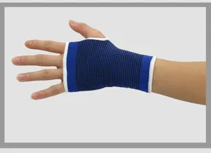 Blauw-zwarte sport polsband met strepen, comfortabele compressie voor optimale sportbescherming.