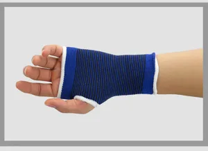 Close-upweergave van het detail van de blauw-zwarte gestreepte elastische handpalmsteun.