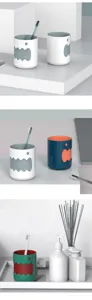 Close-up detail opname van schattig cartoon monster tandenborstelbeker tweetalige badbeker