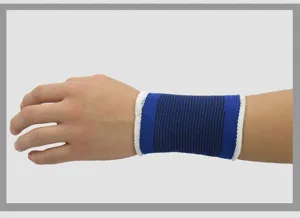 Gedetailleerd uitzicht van de blauwe en zwarte elastische sportpolsband voor ondersteuning.