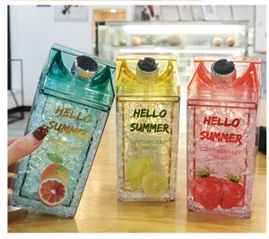 Gedetailleerd overzicht van de dubbelwandige melkpak drinkbeker met mooi fruitdesign.