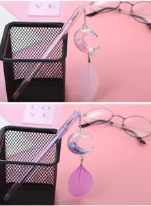Detailansicht des niedlichen Pailletten-Mond-Feder-Anhänger-Gelschreiber in Rosa.
