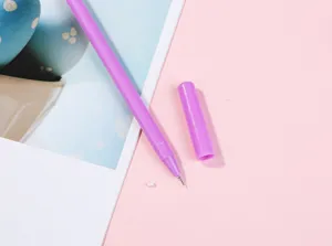Détail de stylo gel violet, article de papeterie à écriture lisse avec capuchon assorti chic.