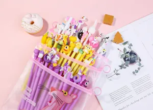 Joli set de stylos gel de dessin animé dans une trousse rose pour étudiants et papeterie.