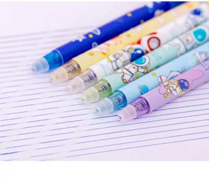 Primo piano di penne gel cancellabili retrattili con simpatici disegni di astronauti.