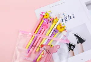 Joli set de stylos gel de dessin animé dans une trousse rose avec divers embouts en silicone.