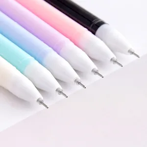 Primer plano detallado de boligrafos de gel de colores, escritura suave escolar.