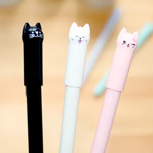 Detalle de bolígrafo de gel de gato tierno, con diseño de papelería animal negro, blanco y rosa.