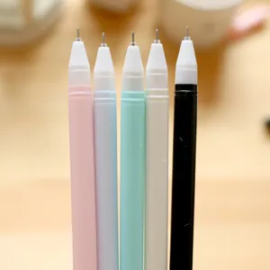 Primer plano detallado de cinco bolígrafos de gel coloridos con puntas cónicas blancas.