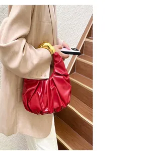Rote plissierte Knödel Handtasche mit goldenem Metallgriff stilvolle modische Abendtasche