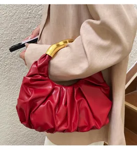 Rote plissierte Handtasche Detail, stilvoller Metallgriff, elegante Abendtasche Accessoire.