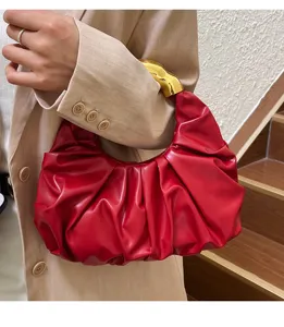Rote plissierte Dumpling Handtasche mit elegantem Metall Goldgriff stilvoll chic.