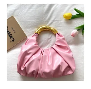 Rosa plissierte Dumpling-Abendtasche mit einem eleganten, glänzenden Goldring-Griffdet.