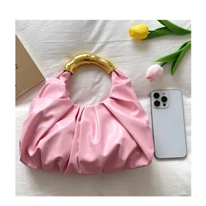 Rosa plissierte Knödel-Abendhandtasche mit elegantem goldenem Metallringgriff, schickes Detail.