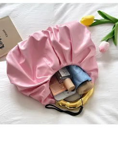Rosa plissierte Clutch Tasche mit stilvollem goldenem runden Griff Abendtasche Detail.