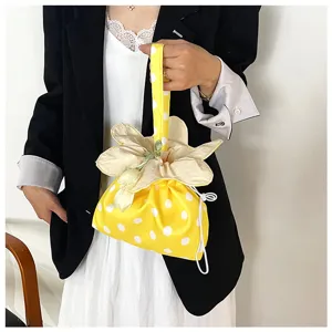 Borsa a mano con coulisse floreale coreana, graziosa borsa di stoffa a pois gialli.