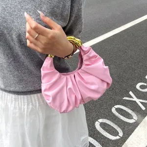 Schicke rosa plissierte Dumpling Handtasche mit goldenem Griff, modische elegante Abendtasche.