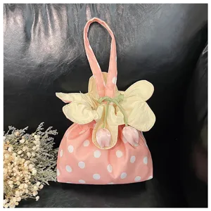 Borsa in tessuto a pois e fiori con coulisse, ideale per il look quotidiano di primavera estate.