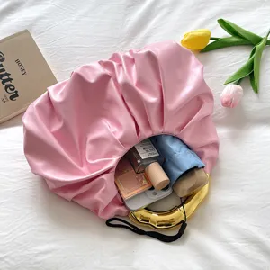 Schicke rosa geraffte Cloud Clutch Tasche mit Goldgriff Mode Abendhandtasche für Damen.
