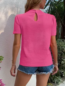 Rosa strukturierte Kurzarm-Bluse mit schickem Tropfenausschnitt hinten und elegantem Stehkragen.