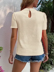 Rückseitiges Detailbild des strukturierten Damen Kurzarm-Tops mit Tropfenausschnitt.