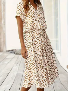 Vista detallada del elegante vestido corto con estampado de cuello en V y cintura entallada.