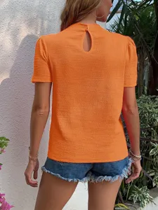 Rückansicht des orangen, strukturierten Kurzarm-Oberteils mit feinem Rückenausschnitt.