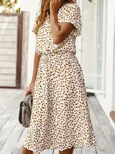 Detalles del vestido midi manga corta con cuello en V, botones y lazo en la cintura.