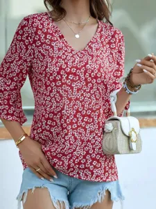Primo piano dettagliato di un top rosso floreale con scollo a V, stile casual.