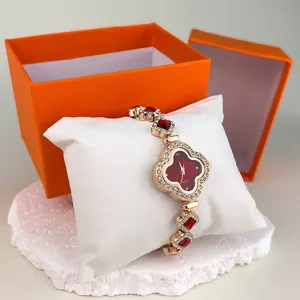 Orologio al quarzo con quadrante a trifoglio rosso e strass, cuscino bianco.