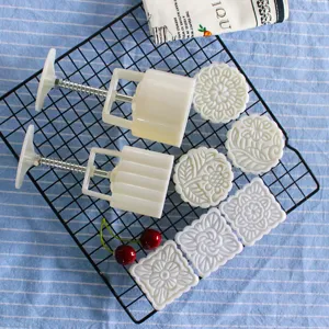 Handpresse Mondkuchen Form Set mit verschiedenen Blumenstempeln fur traditionelles Backen.