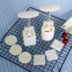Handgepresstes Mondkuchen-Formen-Set mit verschiedenen Blumenstempeln zum Backen traditioneller Art