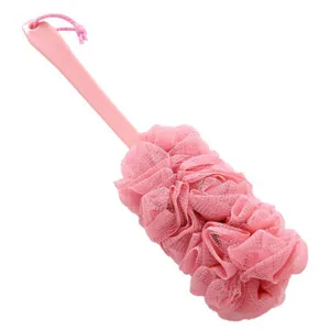 Esponja de baño rosa de mango largo con malla suave para una limpieza corporal cómoda.