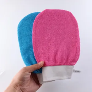 Vue détaillée du gant de gommage, gant de douche texturé en couleurs bleu et rose.