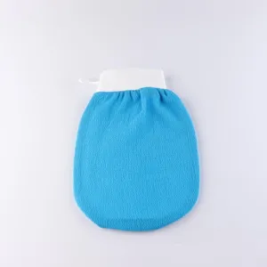 Vue détaillée d'un gant de gommage bleu avec poignet élastique blanc pour le soin du corps.