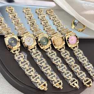 Schicke quadratische Quarzuhr mit stilvollem Kettenarmband für elegante Damenarmbanduhr.