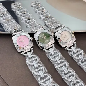 Damen Quarzarmbanduhr mit quadratischem Zifferblatt und modischem Metallkettenarmband.