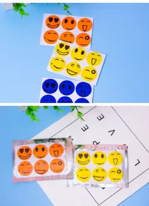 Set van cartoon smiley muggenafweerpleisters, kleurrijke ronde anti muggen stickers zomer.