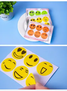 Cartoon smiley muggenwerende pleisters, gekleurd, draagbaar voor buiten, insectenwerende stickers.