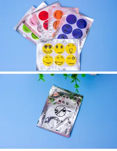 Gedetailleerd uitzicht van kleurrijke cartoon smiley muggenafstotende pleisters met oliën.