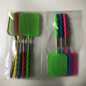 Teleskopishe Fliegenklatsche mit Edelstahlstange und buntem Plastiknetz für den Haushalt.