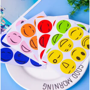 Kleurrijke smiley anti-muggenslingers, cartoon muggenwerende stickers voor de zomer.