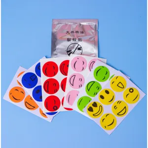 Leuke cartoon smiley muggenafstotende pleisters met natuurlijke etherische olie voor buiten.