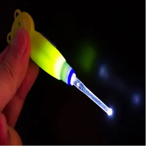 Detailaufnahme des LED leuchtenden Ohrlöffels mit heller Spitze und süßem Cartoon Tiergriff.