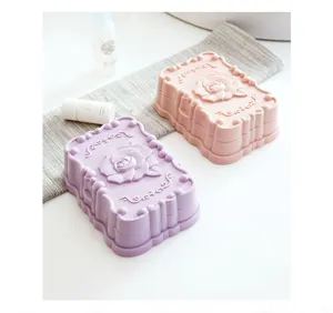Vue détaillée de porte-savons rose et violet, parfaits pour la salle de bain ou le voyage.
