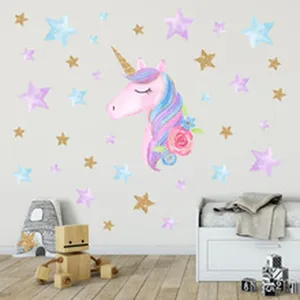 Vue détaillée de l'autocollant mural licorne et étoiles aquarelle pour la chambre d'enfant.