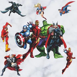 Vue rapprochée détaillée de l'autocollant mural de super-héros coloré avec des personnages.