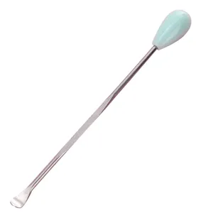 Herramienta limpiador de oídos de acero inoxidable con mango azul claro para uso diario.