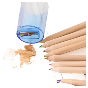 Set de lápices de colores de madera con un sacapuntas azul transparente para niños.