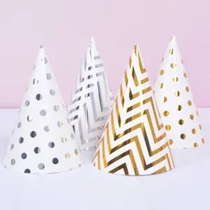 Sombreros de fiesta cónicos de lunares y chevron dorados y plateados para eventos.